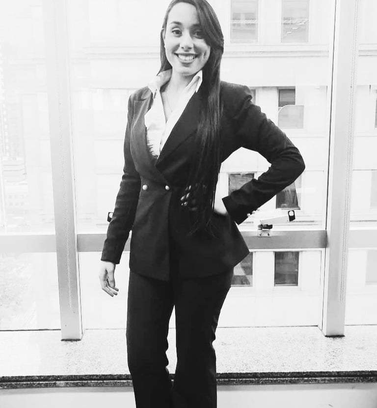 advogada de terno sorrindo