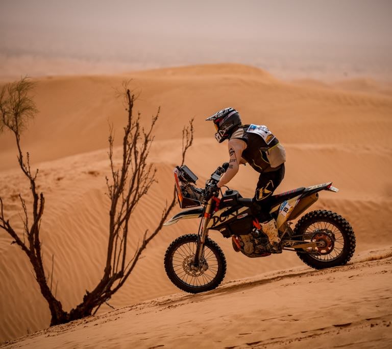 moto rally dans dunes