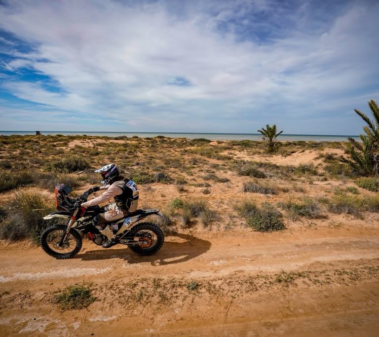 moto rally dans dunes