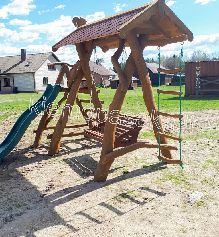 medinė supynė su čiuožykla