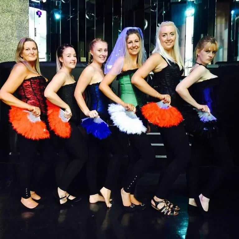 Cabaret, cols plumes, paillettes, talons strass, danseuse, showgirl, EVJF, éventails, burlesque