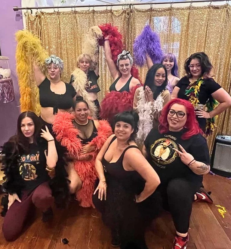 Cabaret, cols plumes, paillettes, talons strass, danseuse, showgirl, EVJF, éventails, burlesque