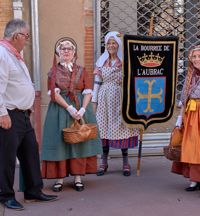 Notre fanion entouré de danseuses à l'occasion de la Fête du Fénétra 2024 à Toulouse