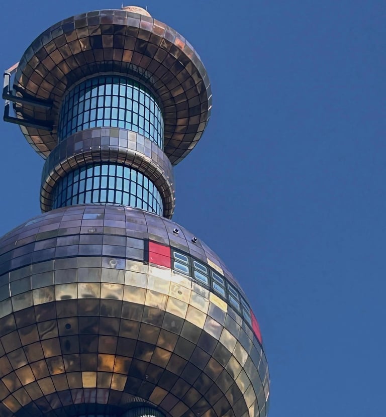 Vista de la torre colorida de la Incineradora Spittelau en Viena, Austria, diseño de Friedensreich H