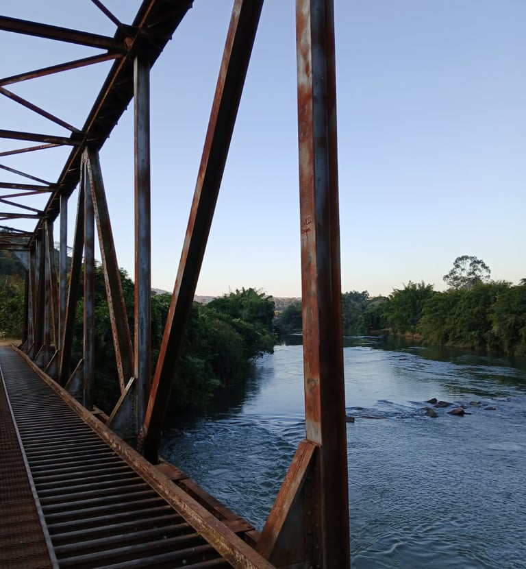 Ponte Metálica sobre o Rio Pardo. Foto: Luciana Mastrorosa