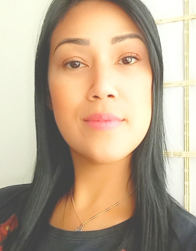 Retrato de uma mulher em estilo selfie, da cabeça aos ombros, em formato retrato três por quatro.