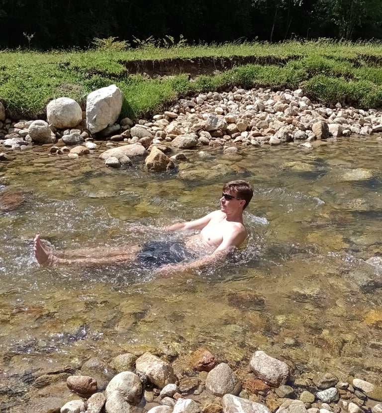 Banho em rio de águas cristalinas cercado por natureza