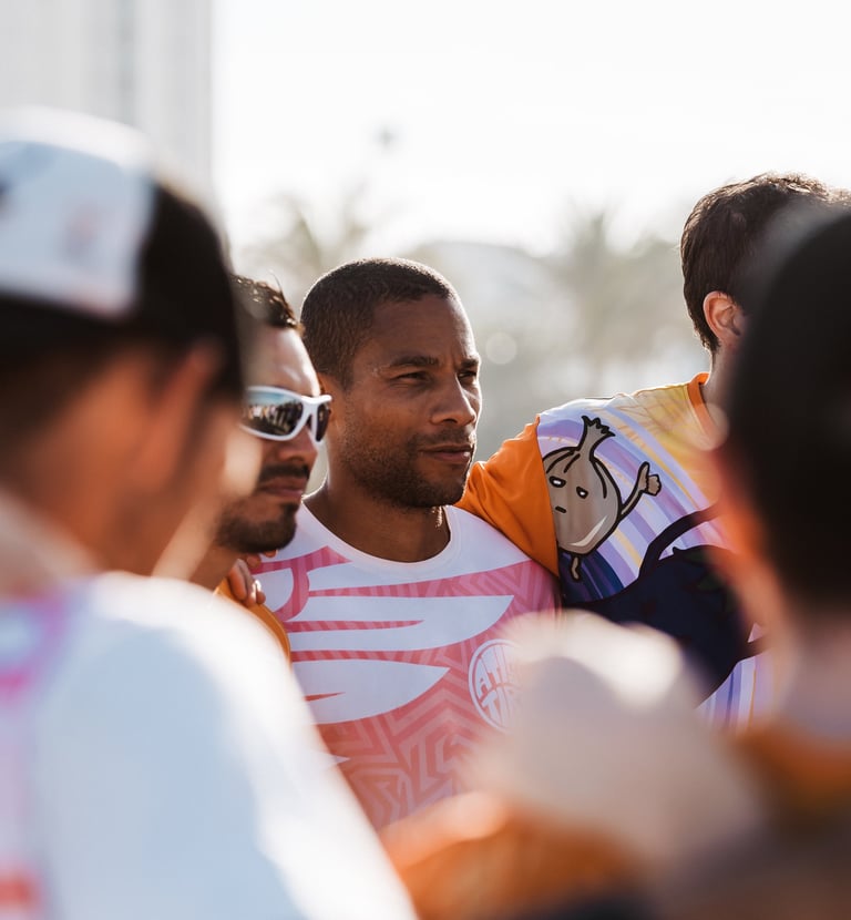 Fotografía de jugadores en el círculo de spirit en un torneo de ultimate frisbee en una playa de día