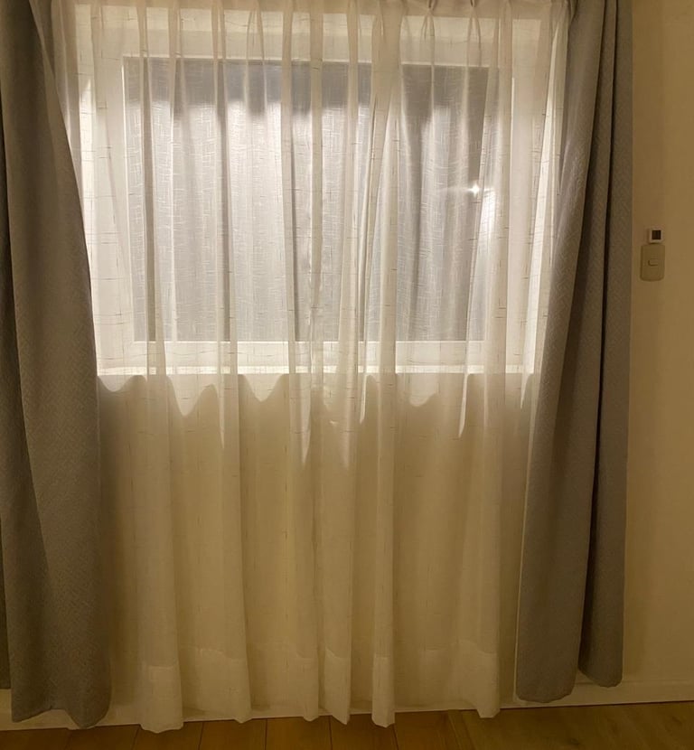 Ventana termoacústica con cortinas y vista al patio en hotel hospedaje en Huayllay Cerro de Pasco