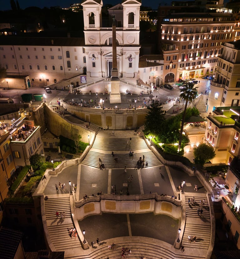 Roma, visione dall'alto in notturna fatta con i droni dell'iconica Piazza di Spagna