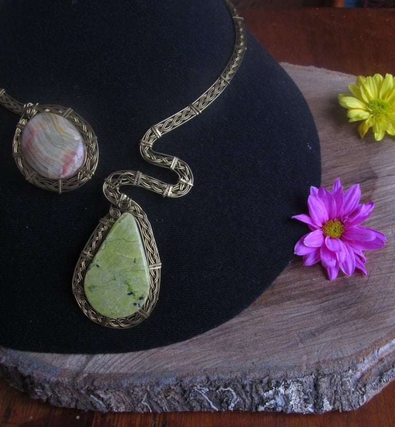 Collar artesanal de bronce con técnica de alambrismo, que presenta colgantes de piedras naturales 