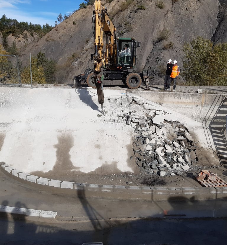 refection des dalles beton du parement etanche du canal des Grès dans le Buech