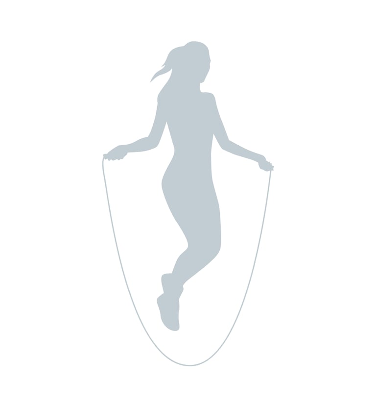 mulher pulando corda com seu personal trainer