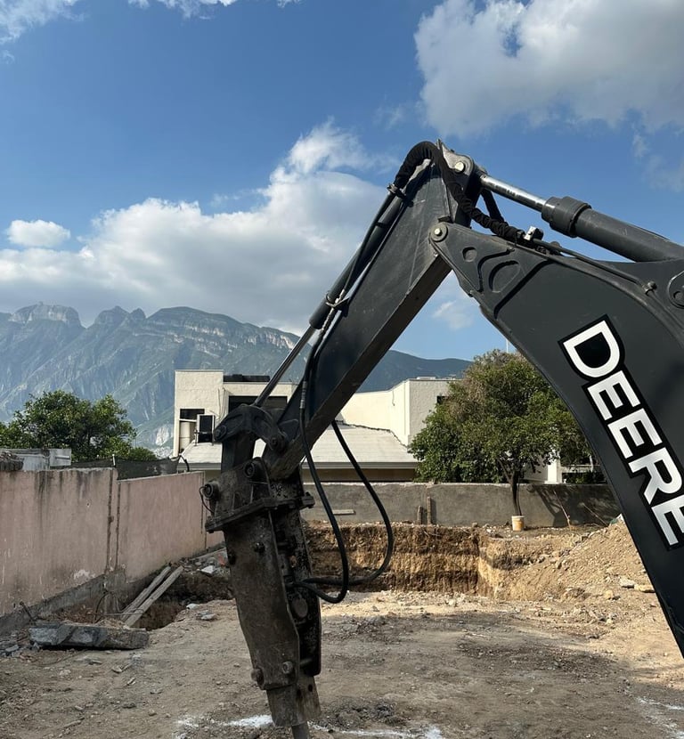 Martillo de Retroexcavadora trabajando en San Pedro