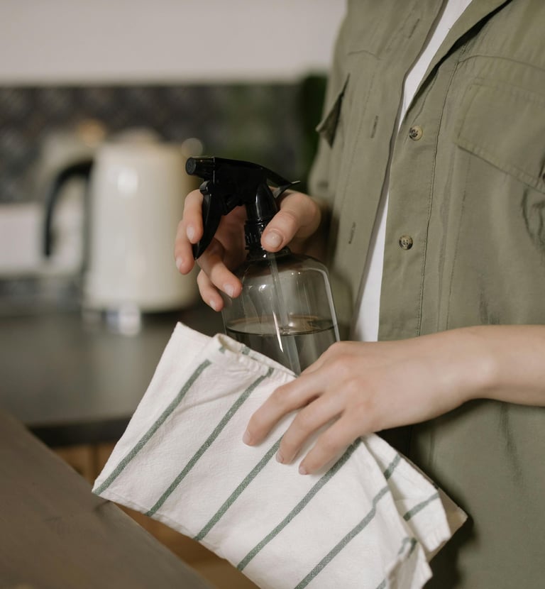 Nettoyage d'un grand espace commercial avec des machines spécialisées.