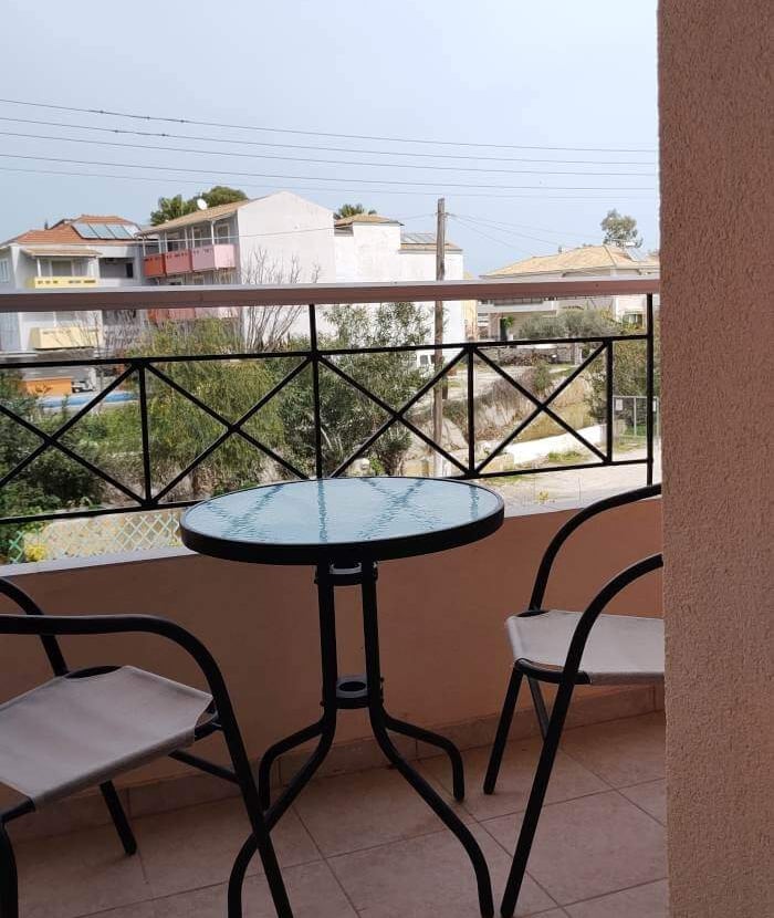 balcony witha table with chairs 