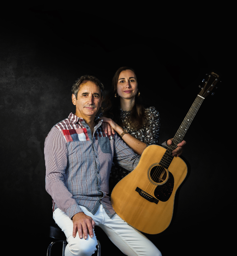Joël Royer qui pose avec sa fille Pauline et sa guitare, photo de Guyom photographe