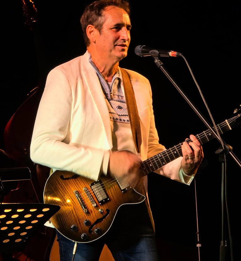 Joël Royer joue de la guitare électrique au Lembarzique-Café