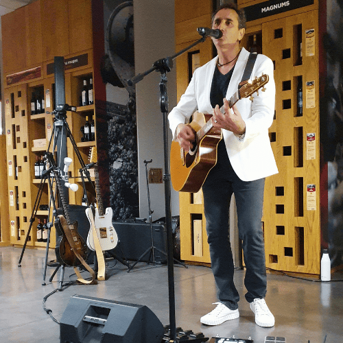 Photo de Joël Royer en live à Quai Cyrano Bergerac jouant avec sa guitare Seaggull