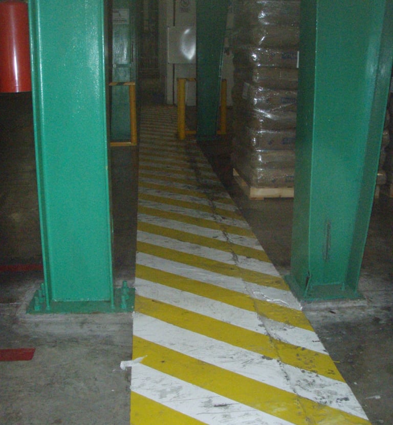 Señalética para delimitar pasillos de tránsito dentro de la empresa