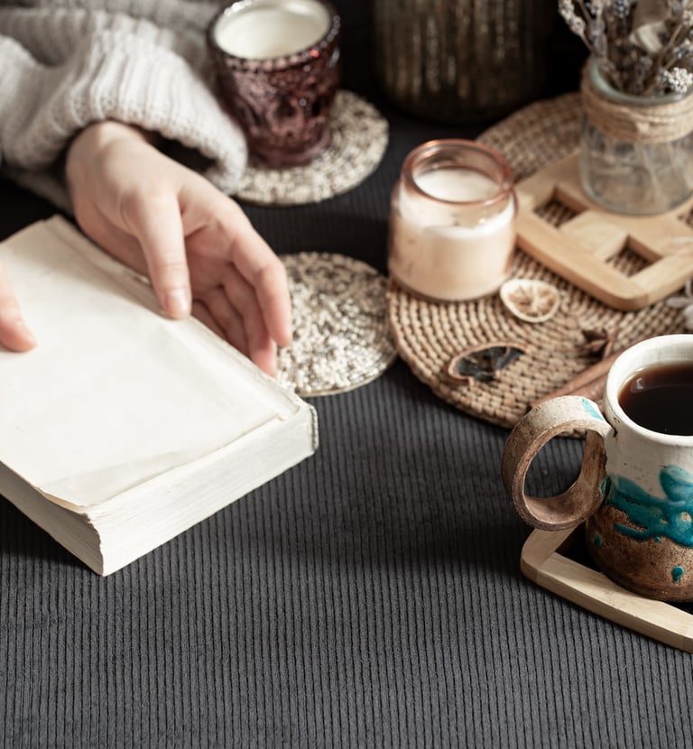 Écriture d’un faire-part ou d’un message-souvenir dans une ambiance chaleureuse