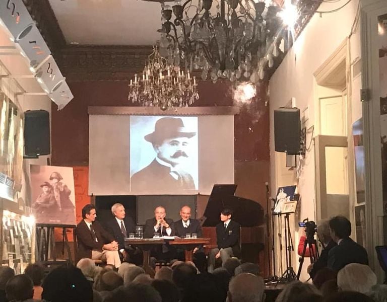 Marcelo Castelo exponiendo en la Academia Nacional del Tango