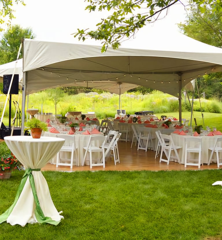 Carpas 20x40 con sillas, mesas redondas, y mesas de coctel