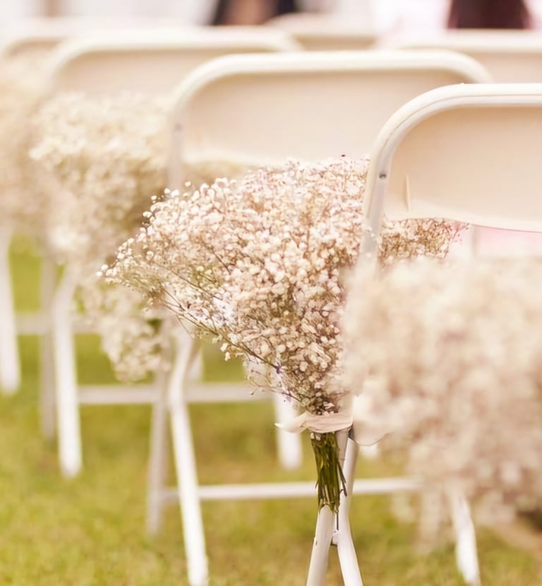 Sillas para boda decoradas con flores