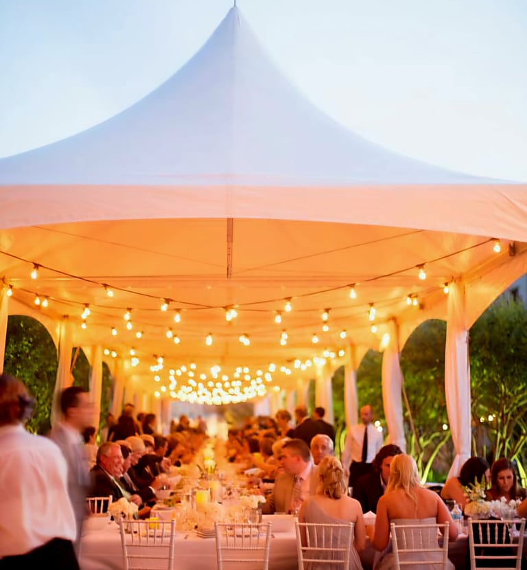 Carpa para eventos en el paso adornada con luces
