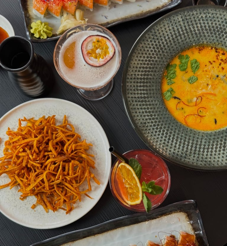 Tom Yum sriuba su krevetėmis – aštri ir rūgšti tailandietiška sriuba, pagardinta krevetėmis