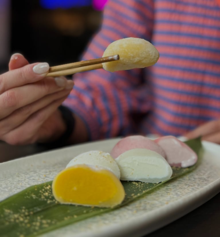 Mochi ledai – spalvingi, apvalūs japoniški desertai, kurių viduje yra švelnus ledų įdaras