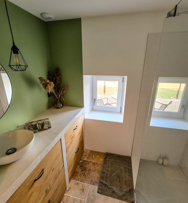 Salle de bain lumineuse avec douche à l'italienne du gite des ramières à la ferme gourmande