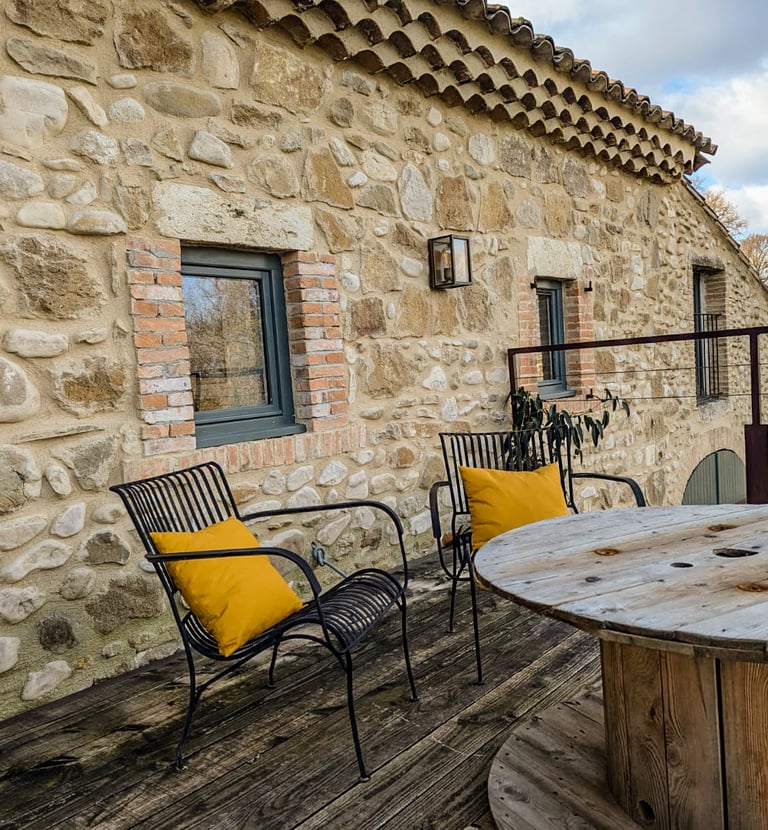 Terrasse suspendu du gite des ramières à la ferme gourmande