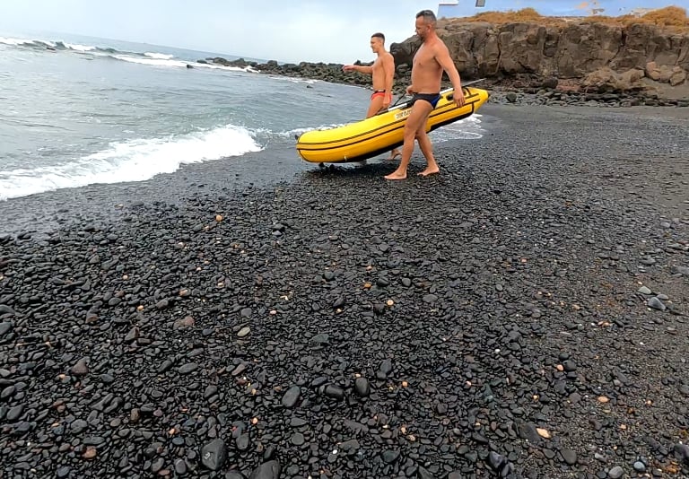 Una zurita 240 de suelo de aluminio entrando al mar