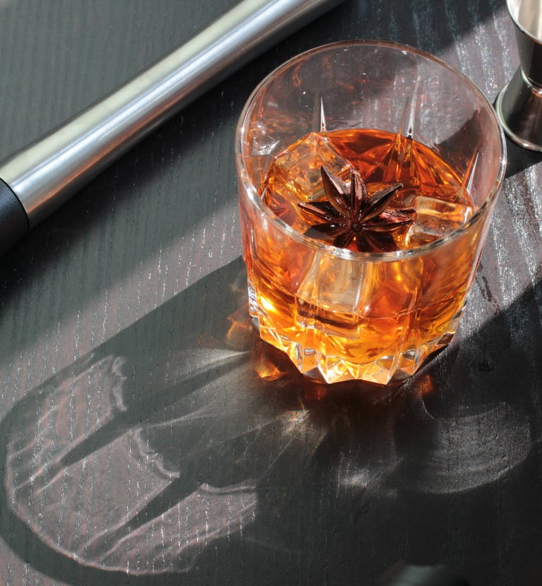 Cocktails cognac, détail d’un cocktail dans un verre old fashioned avec glace et anis étoilé