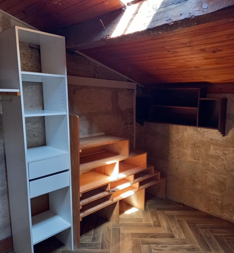 Frankrijk -Sud-Ouest- Nouvelle-Aquitaine -Gironde eerste verdieping - Chalet - kantoor met veluxraam