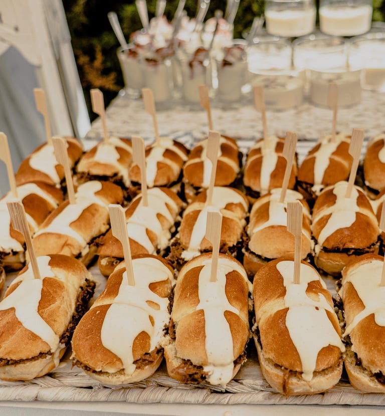 Mini bocadillos para eventos informales en Málaga. Sabor casero, presentación divertida