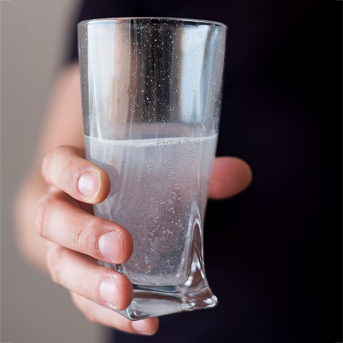 vaso con agua turbia