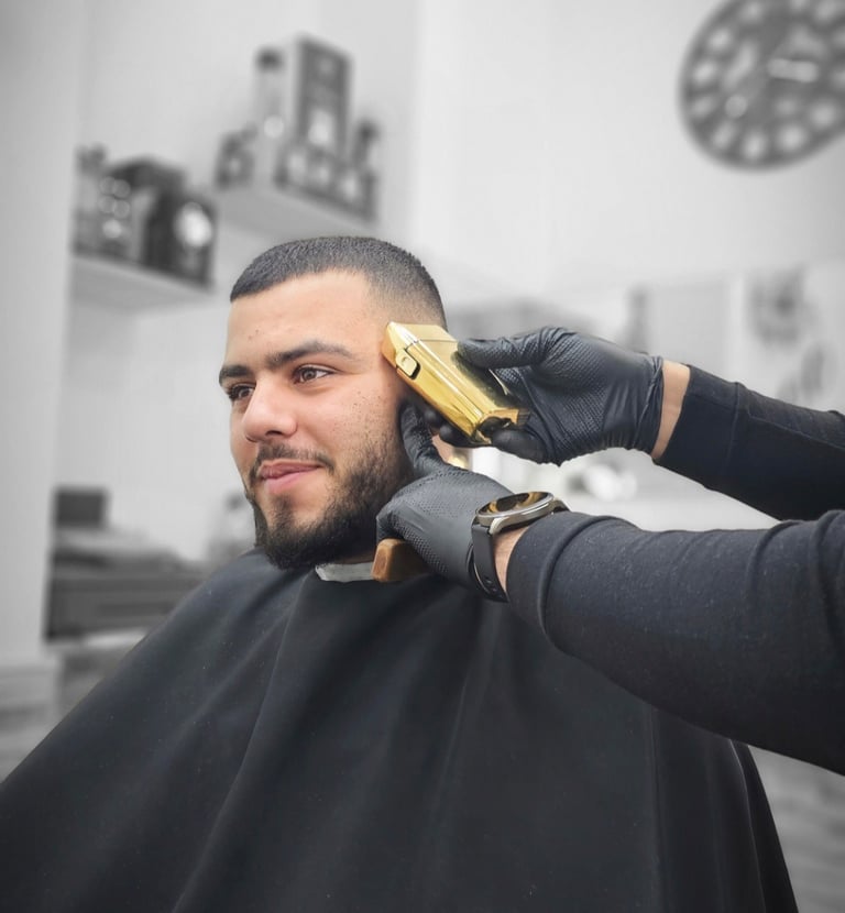 Hombre recibiendo su corte de pelo