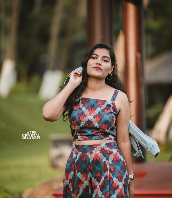 Bride walking in sleeveless dress