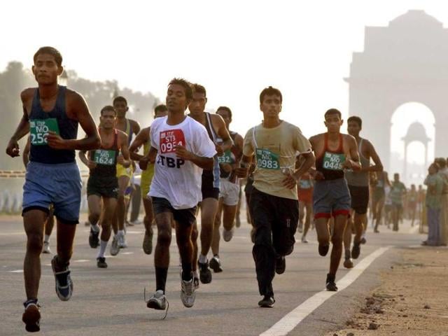 a group of people running in a marathon