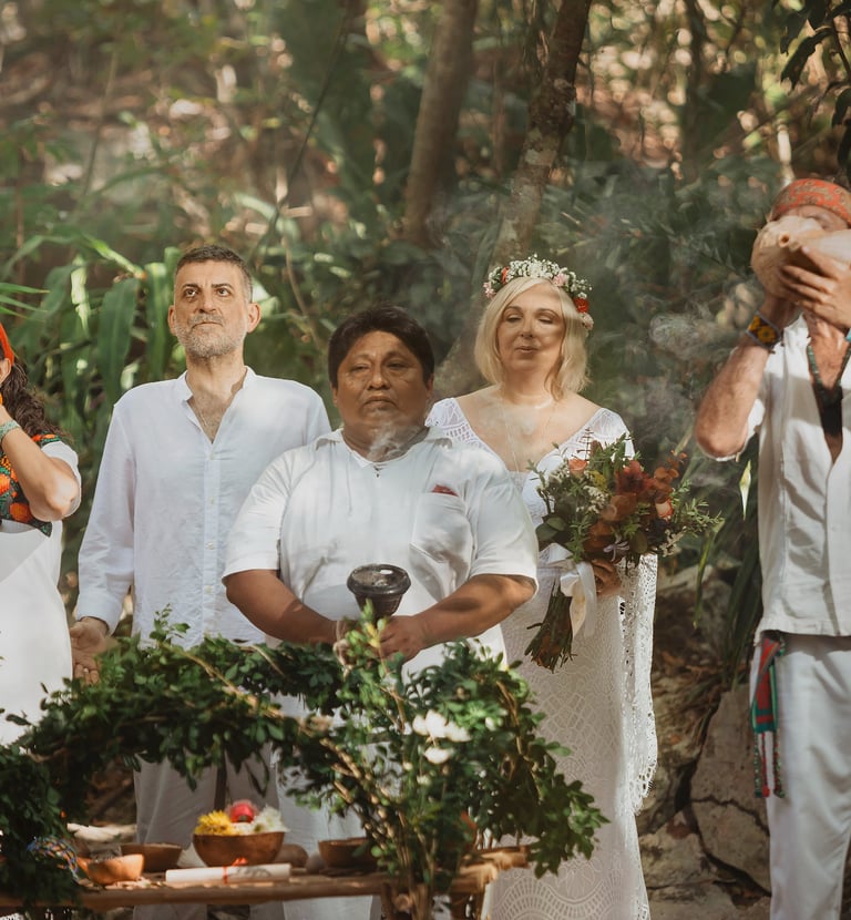 Ceremonia de Boda Maya en cenote con caracoles, rezos y ofrendas para la union de la pareja