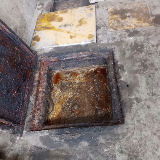 Caja de cañeria totalmente colapsada por grasa de restaurante