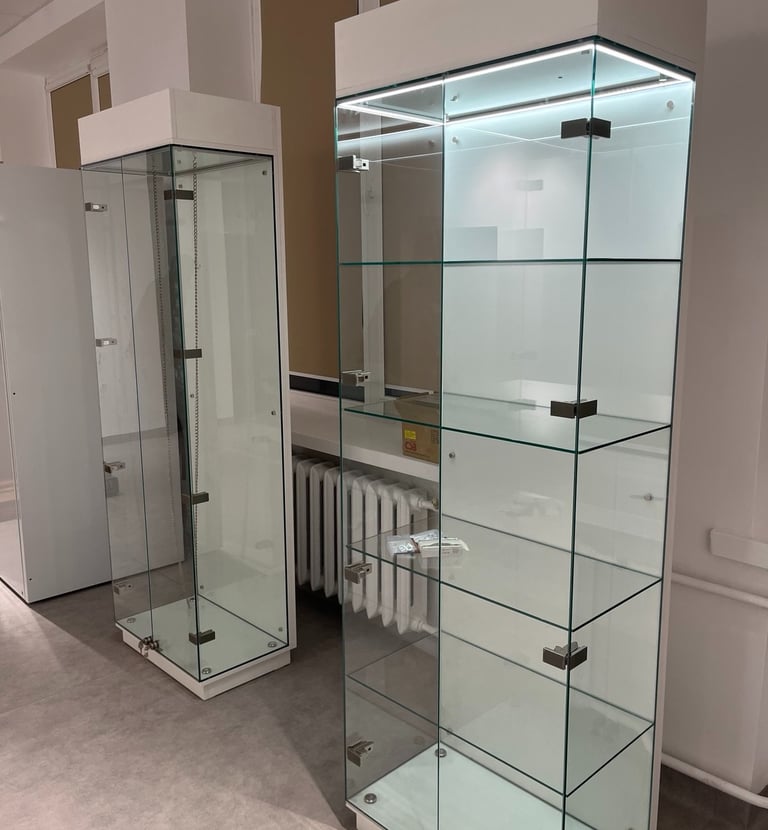 Stikline vitrina su LED apsvietimu