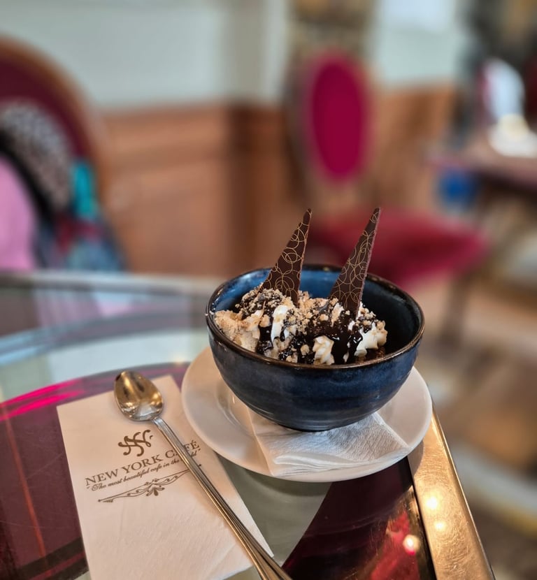 New York Café - Budapest. Considerada a cafeteria mais linda do mundo