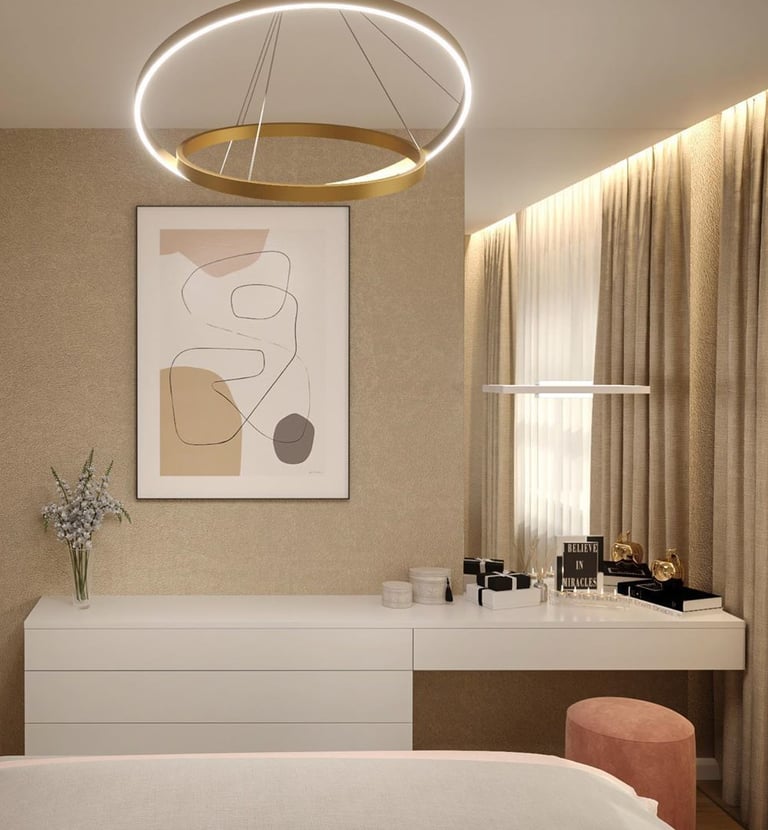 Forro de gesso e cortineiro com iluminação indireta;