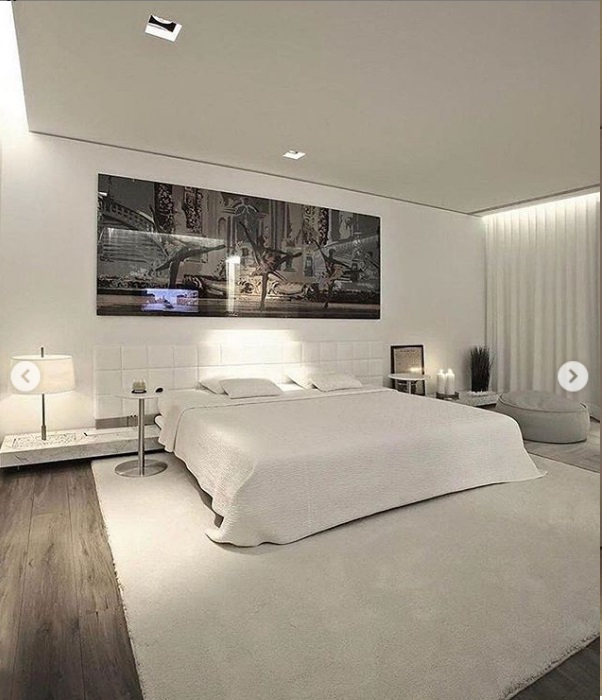 Dormitório com forro de gesso e cortineiro com iluminação indireta.