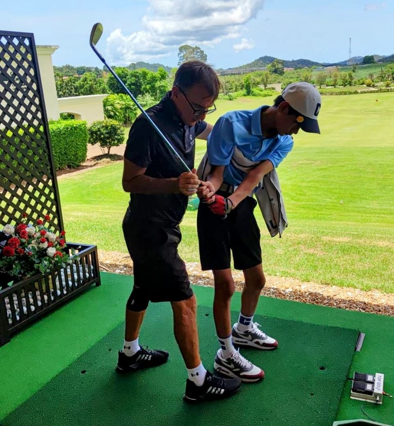 golf instructor helping a student at chee chan