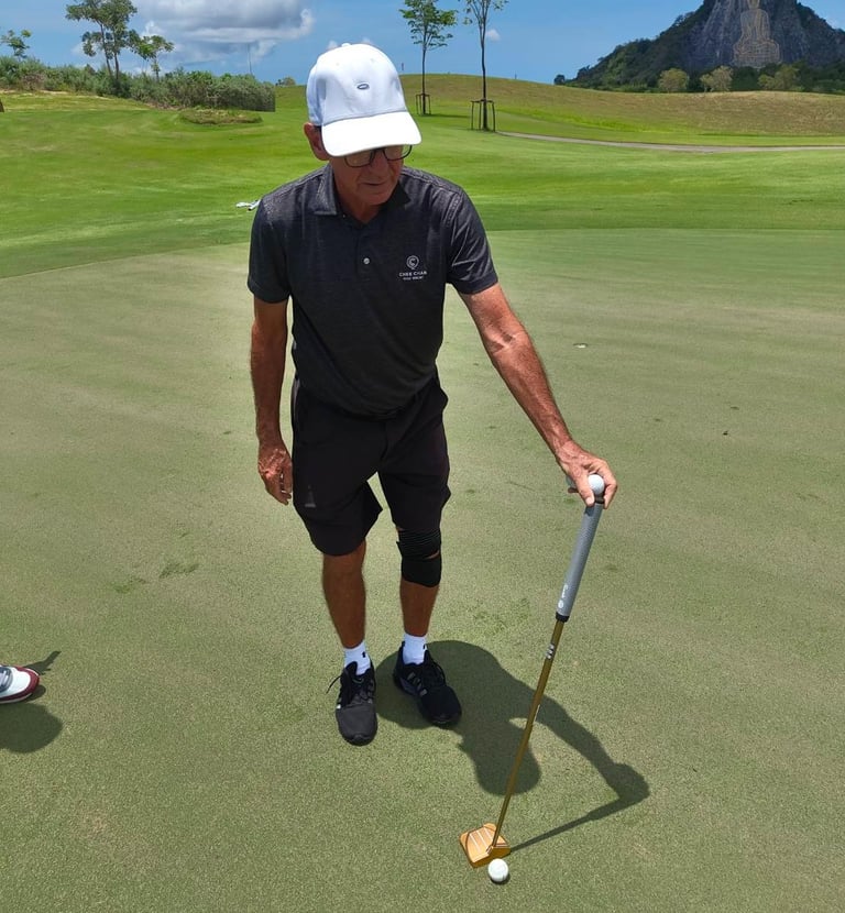 Chee chan instructor giving a golf lesson in pattaya