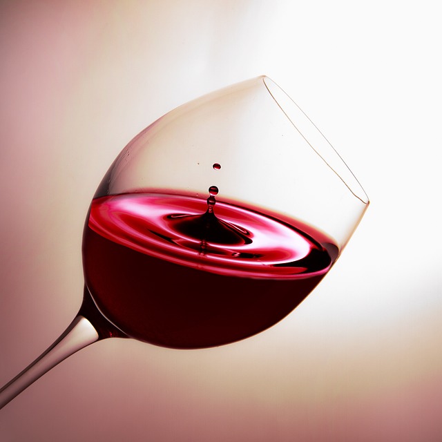 una copa de vino con unas gota cayendo en la copa